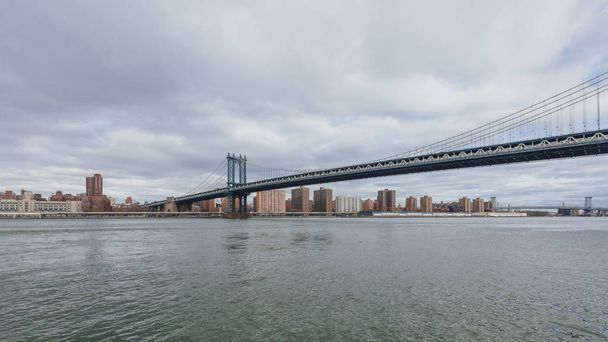 Panorama Manhattanu pohledu z Brooklynu s Manhattanským mostem přes East River v New York City, Usa - Fotografie, Obrázek