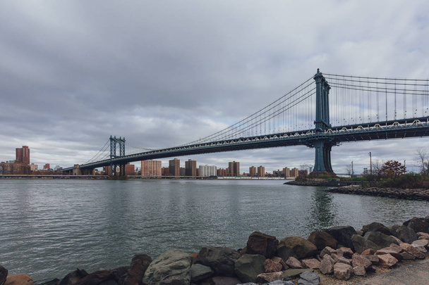 イースト ・ リバー、ニューヨーク市、米国のマンハッタン橋とブルックリンから見るマンハッタンのスカイライン - 写真・画像