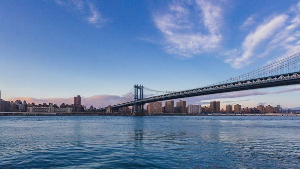Manhattan látképének nézett a Brooklyn híd Manhattan keleti-folyó, New York City, Amerikai Egyesült Államok - Fotó, kép