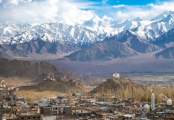 A város Leh, Leh város az indiai Himalája 3500 méter tengerszint feletti magasságban található. Századból nézve - Fotó, kép