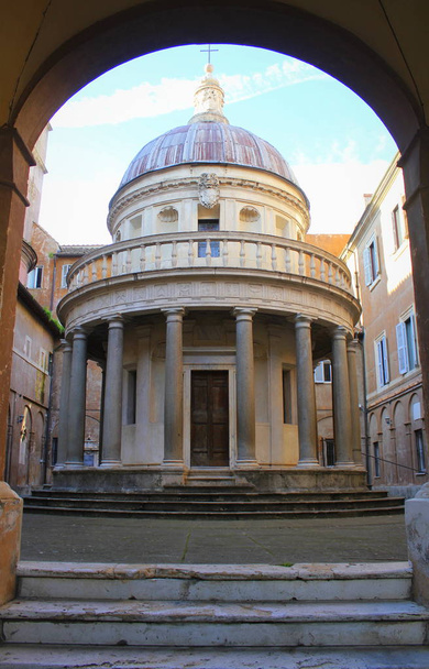 Vue extérieure du célèbre tempietto de chef-d'œuvre bramante de renfort situé à San Pietro dans la cour Montorio, Rome, Italie
 - Photo, image
