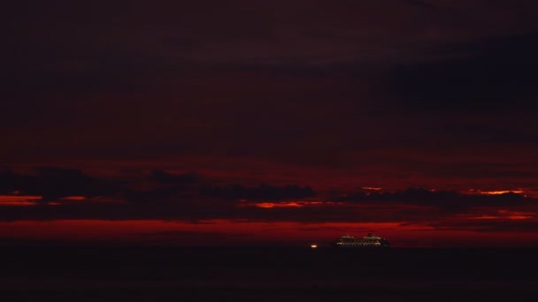 ein großes kreuzfahrtschiff im wunderschönen sonnenuntergang vor dem großen sturm pabuk am karon beach phuket - Filmmaterial, Video