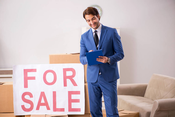 Joven agente inmobiliario guapo vendiendo piso
  - Foto, imagen