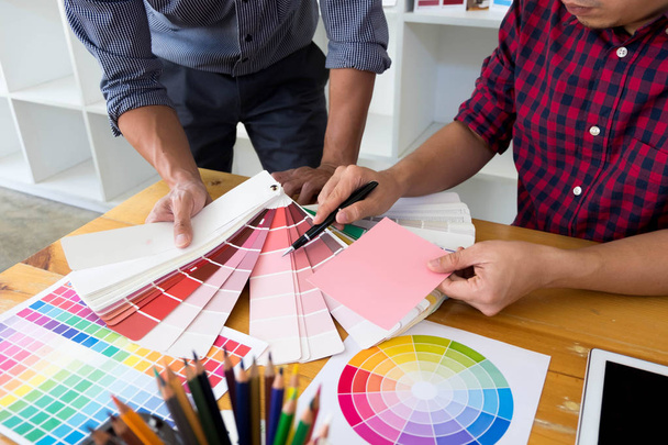 Grafik tasarımcıları renk bantları pembe tonlarını seçin tasarım fikirleri, yaratıcı tasarım, grafik tasarımcıları için. - Fotoğraf, Görsel