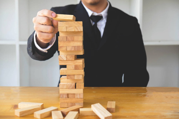 Üzletemberek szedés domino blokkok, hogy töltse ki a hiányzó dominos. Növekvő üzleti koncepció. - Fotó, kép