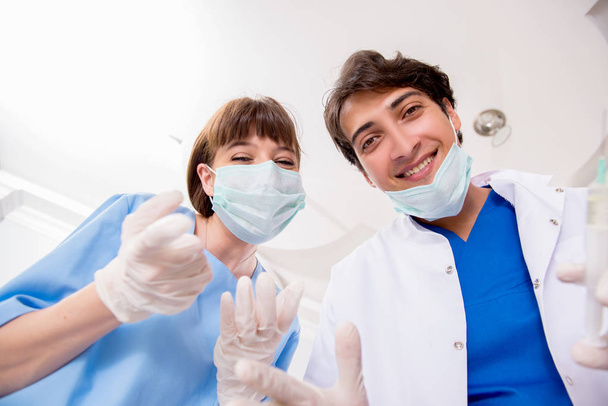 Concetto di trattamento di denti a dentisti
 - Foto, immagini