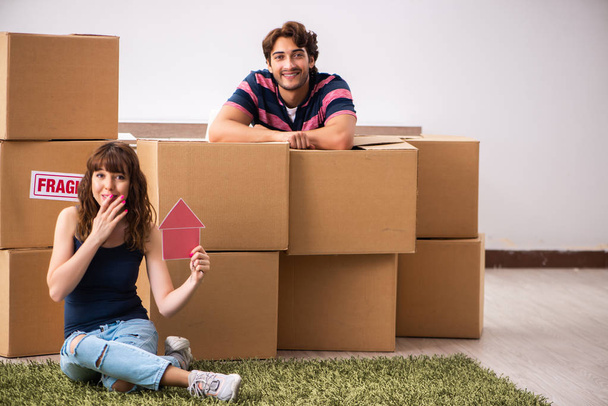 Fiatal család költözik új ház lakás - Fotó, kép