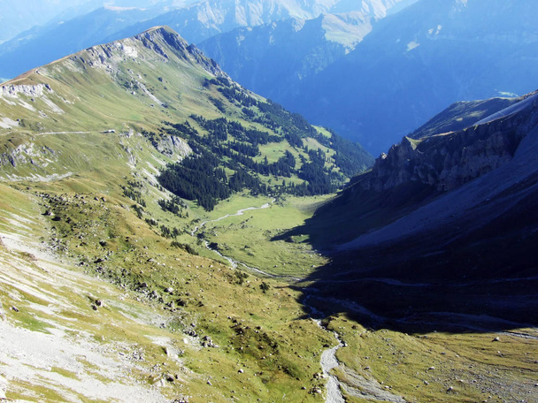 Top alpino Fisetengrat, sobre el valle de Urner Boden y Linthal - Cantón de Uri, Suiza
 - Foto, imagen