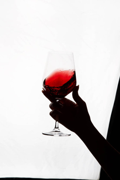 hand holding a glass of red wine - Φωτογραφία, εικόνα