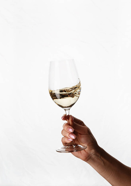 hand holding een glas witte wijn - Foto, afbeelding