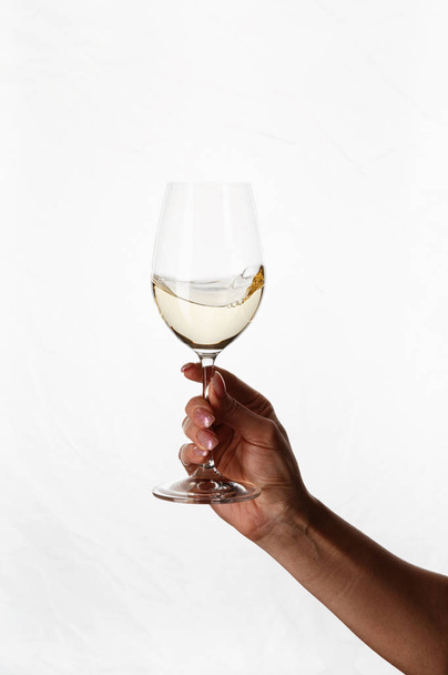 hand holding een glas witte wijn - Foto, afbeelding
