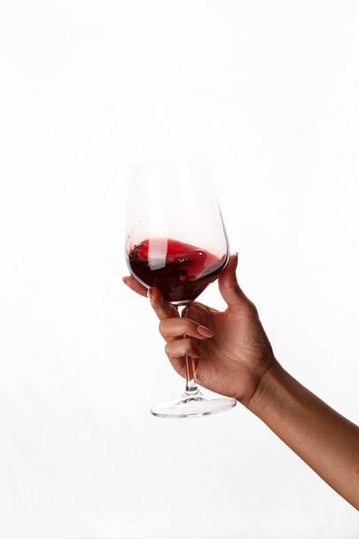 main tenant un verre de vin rouge - Photo, image