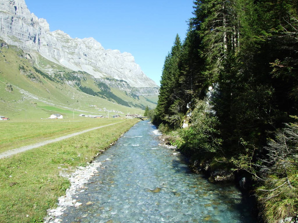 De stroom van de Fatschbach in de mooie Alpine vallei Urner Boden - kanton Uri, Zwitserland - Foto, afbeelding