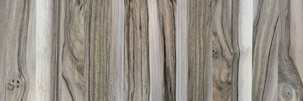 Un fragmento de un panel de madera de frondosas. Nogal
. - Foto, Imagen