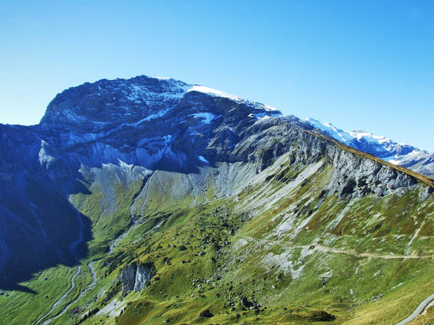 A Gemsfairenstock - hegy a Glarus Alpok, található a határ között a svájci kantonok Uri és Glarus - Fotó, kép