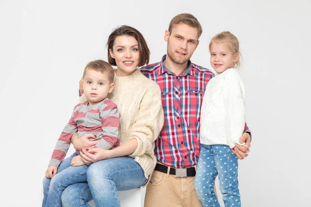 fröhliche vierköpfige Familie auf weißem Hintergrund. - Foto, Bild