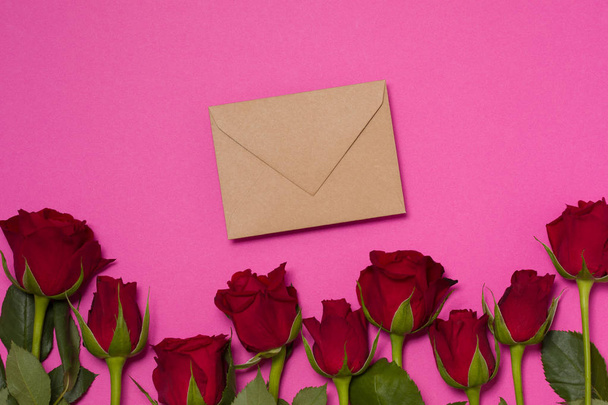 Valentijnsdag achtergrond, naadloze roze achtergrond met rode rozen, bericht, presentexemplaar tekst ruimte - Foto, afbeelding