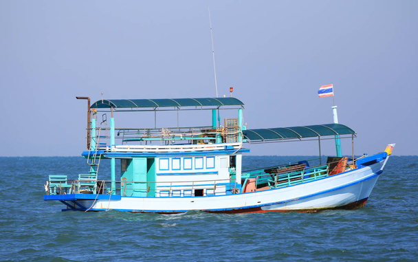 Общий туристический корабль, модифицированный с рыболовного судна
 - Фото, изображение