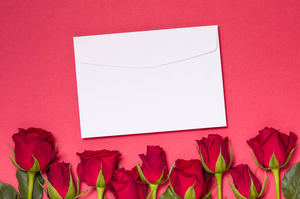 Fond de message Saint-Valentin, fond rouge sans couture avec des roses rouges, note, espace texte de copie gratuit
 - Photo, image