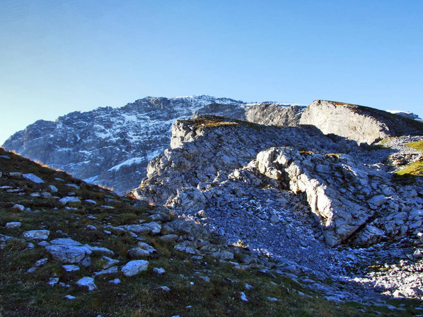 Pedras e rochas dos picos de Fisetengrat, Camerstock e área Cantões de Uri e Glarus, Suíça
 - Foto, Imagem