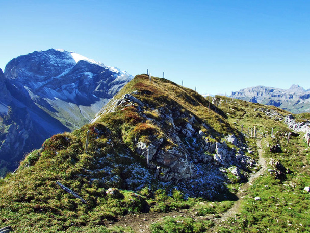 石や Fisetengrat、Chamerstock、エリア - Uri のカントン、グラールス州、スイスの山頂から岩 - 写真・画像