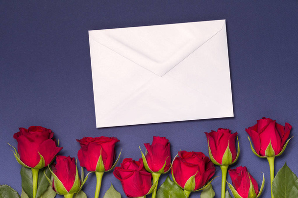 De achtergrond van de bericht van Valentijnsdag, naadloze blauwe achtergrond met rode rozen, opmerking, presentexemplaar tekst ruimte - Foto, afbeelding