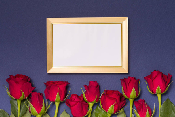 Dia dos namorados, quadro vazio, fundo azul sem costura com rosas vermelhas, mensagem, espaço livre texto cópia
 - Foto, Imagem