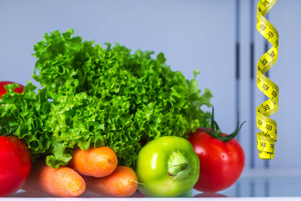 Kevyt konsepti. Avattu jääkaappi täynnä tuoreita vihanneksia ruoanlaittoon salaattia. Terveellistä ja oikeaa ruokaa. Laihdutus ja laihtuminen
 - Valokuva, kuva