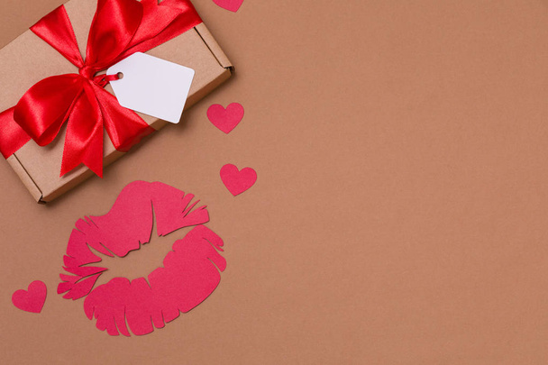 Valentines day romantic  nude background, gift tag bow, kiss,present,love,hearts,copy text space - Φωτογραφία, εικόνα