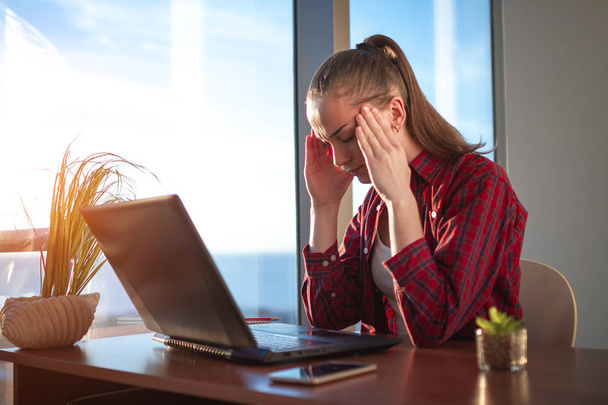 Młoda kobieta interesu, uczucie zmęczenia i bólu głowy podczas długiej ciężkiej pracy przy komputerze. Przemęczenie w pracy - Zdjęcie, obraz