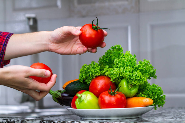 Свіжі, чисті овочі для приготування салату. Концепція дієти. Правильна і здорова їжа, правильне харчування
.  - Фото, зображення