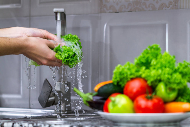 Kadın mutfakta sebze yıkama. Sebze salatası yemek pişirmek için. Doğru ve sağlıklı gıda, doğru beslenme.  - Fotoğraf, Görsel