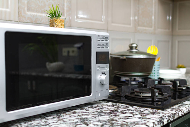 Microwave in the kitchen. Using the microwave oven to heat food - Foto, Imagem