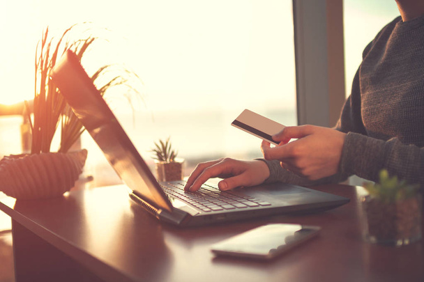 Mladá žena pomocí notebooku a kreditní kartou pro nakupování online a online platby za nákupy a zboží. Objednávky zboží online - Fotografie, Obrázek