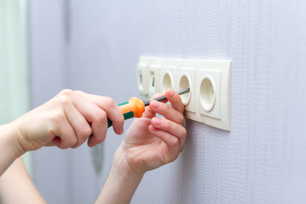 Repair wall sockets with a screwdriver - Foto, afbeelding