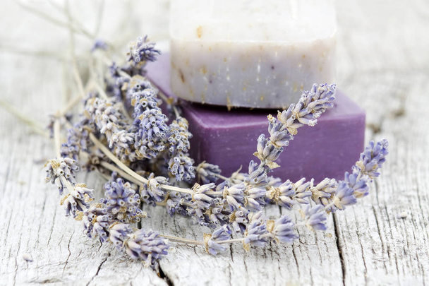 natuurlijke zeep met gedroogde lavendel - Foto, afbeelding