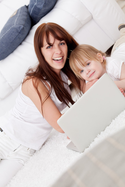 幸せな若い母親と彼女の娘を使用してノートパソコン - 写真・画像