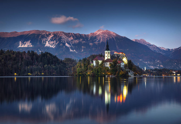 Λίμνη Bled με Αγίου Marys εκκλησία της Κοιμήσεως της Θεοτόκου στο μικρό νησί. Έχυσε το αίμα του, Σλοβενία, Ευρώπη. - Φωτογραφία, εικόνα