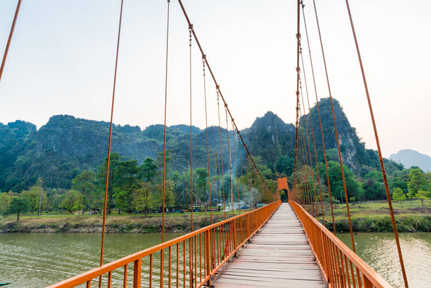 Orange most nad rzeka piosenki Landmark w Vang Vieng, Laos  - Zdjęcie, obraz
