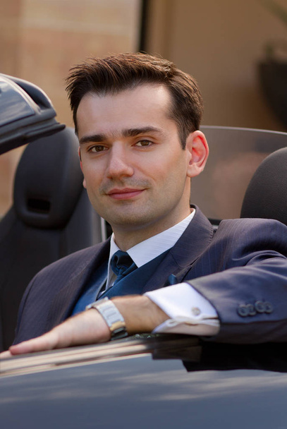 Attraente giovane uomo d'affari seduto nella sua elegante cabrio
 - Foto, immagini