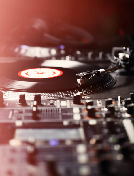 Draaitafel vinyl platenspeler, analoge geluidstechnologie voor DJ spelen van analoge en digitale muziek. Close up, macro van apparatuur voor professionele studio, concert, evenement.  - Foto, afbeelding