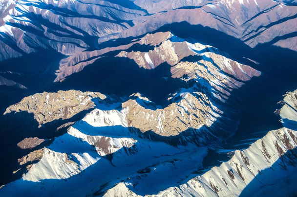 Veduta aerea delle montagne coperte di neve nella prefettura autonoma tibetana di Yushu nella provincia del Qinghai, nord-ovest della Cina, 18 novembre 2017
 - Foto, immagini