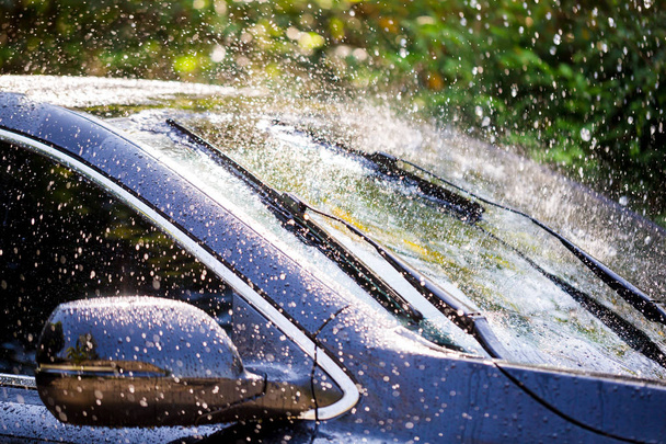 Yağmur damlaları ve çerçevesiz silecek bıçak closeup ile araba ön cam - Fotoğraf, Görsel