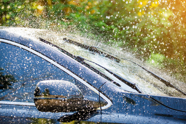 Parabrisas de coche con gotas de lluvia y limpiaparabrisas sin marco
 - Foto, imagen