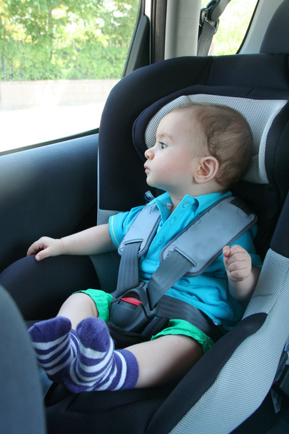 Bébé dans le siège auto pour la sécurité, regardant à l'extérieur
 - Photo, image