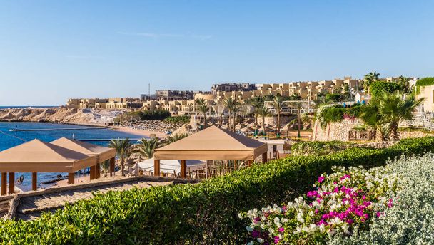 Sharm El Sheikh, Sinaï, Égypte - 18 décembre 2018 : Belle plage ensoleillée et parasols sur la côte de la mer Rouge dans la ville de Sharm El Sheikh, en Égypte. Zone de loisirs touristiques sur la péninsule du Sinaï
 - Photo, image