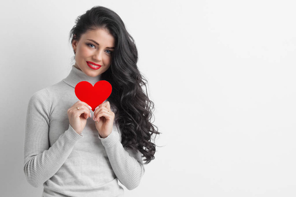 Woman holding paper heart shaped card . Valentine day concept . I'm looking waiting for partner ! Advertising people person relationship couple concept , white background - 写真・画像