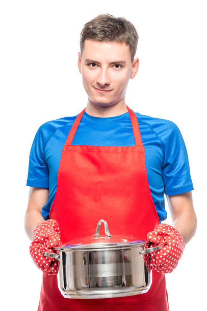 cuoco maschio in grembiule con in mano una casseruola, ritratto su sfondo bianco - Foto, immagini