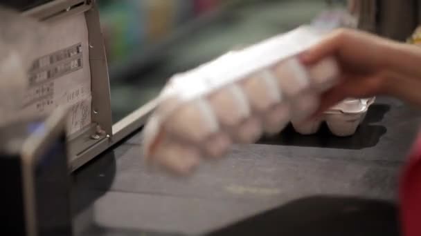 Kädet kassanhoitaja tarkistaa tavaroiden linja
 - Materiaali, video