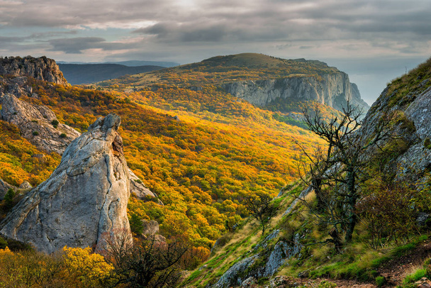 View of the autumn valley in the mountains of Crimea on a sunny day - Foto, Imagen